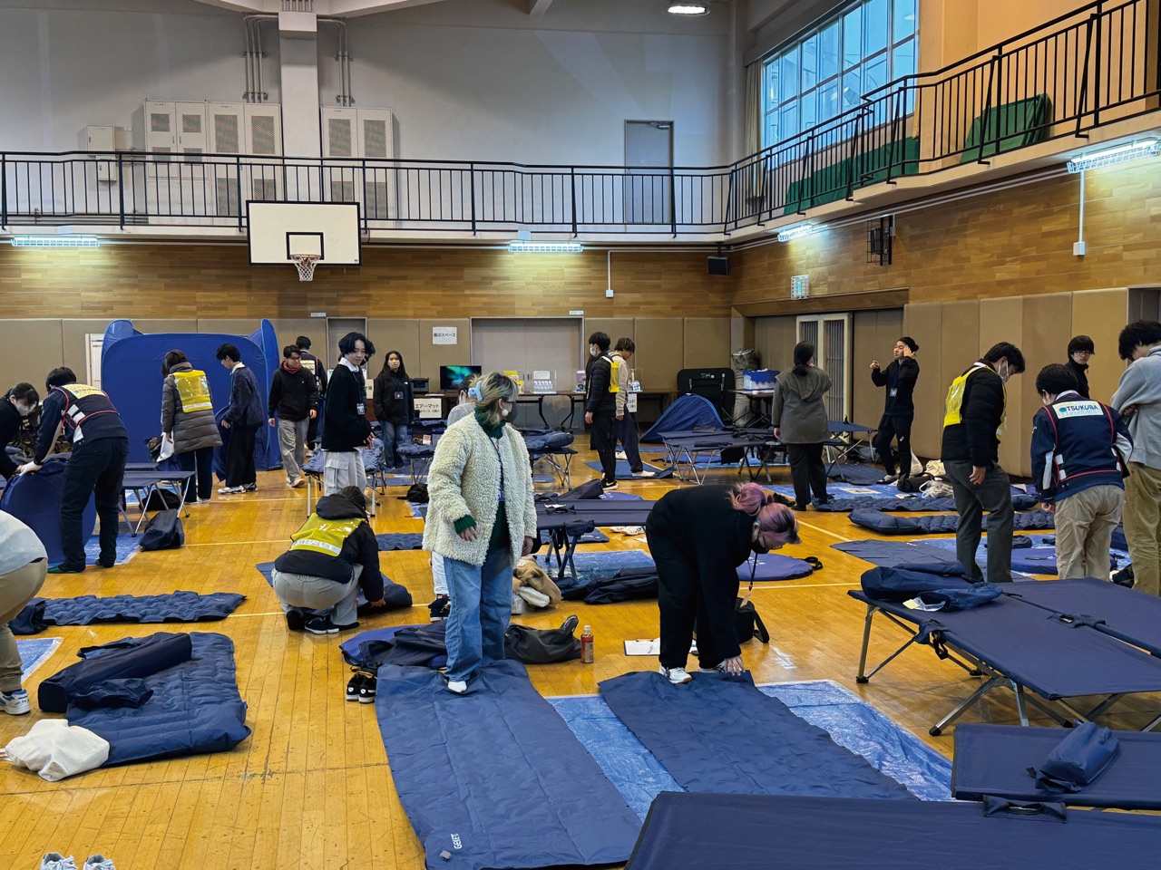 体育館に簡易ベッドやテントを設営する福祉避難所開設訓練の様子